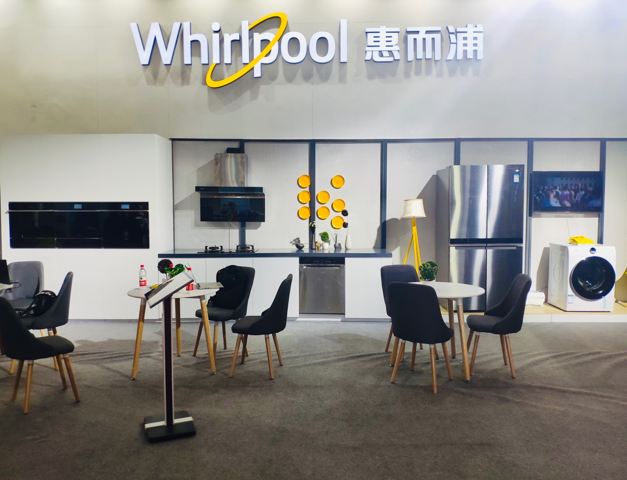 圖片包含 地板, 室內, 墻壁, 房間

描述已自動生成