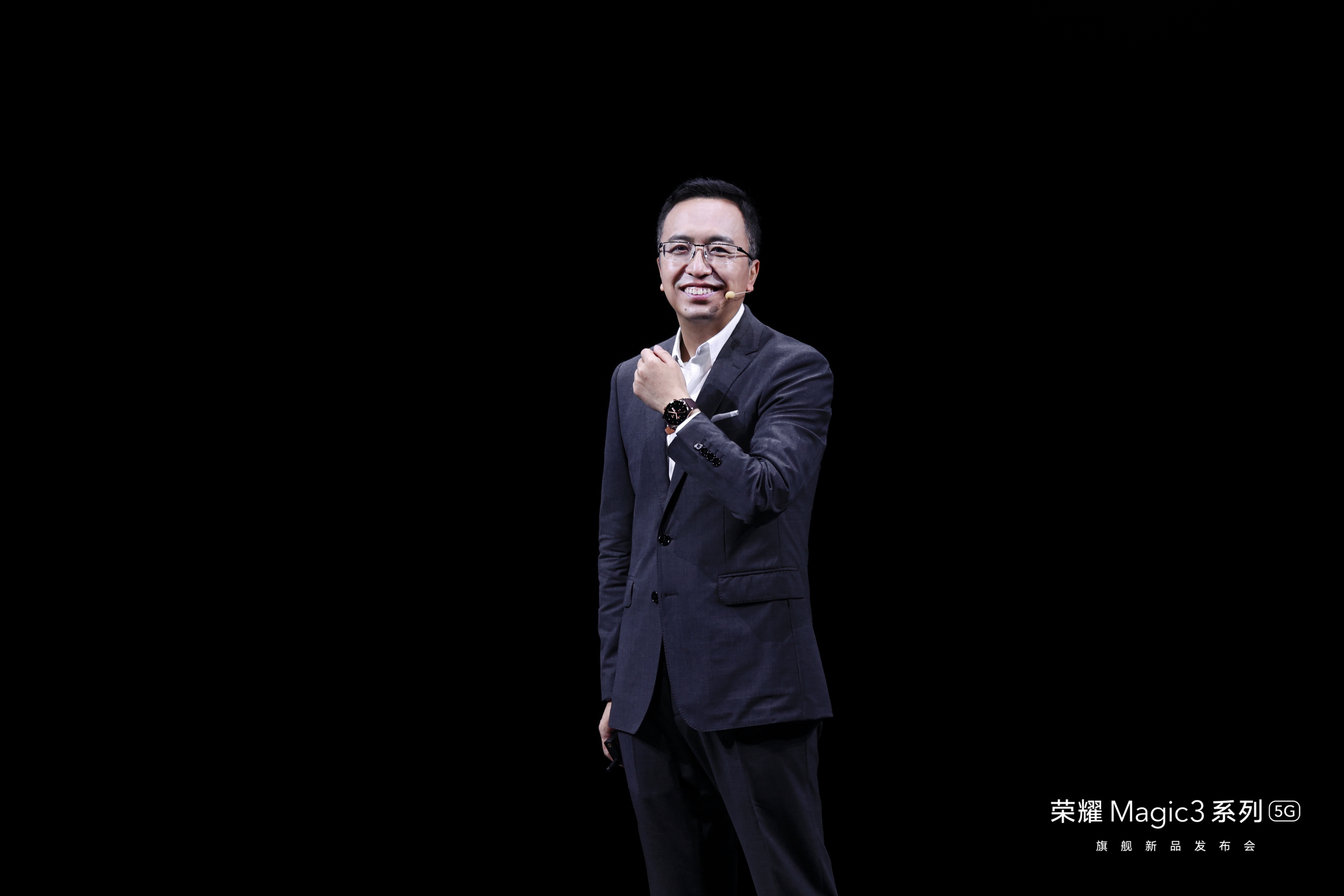 黑暗中的西裝男人

描述已自動生成